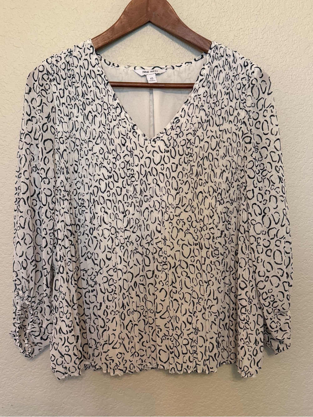 Nine West White and Black Flowy Pleated V-Neck Blouse Size XS